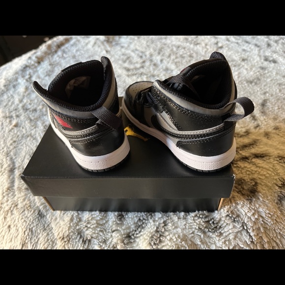 Jordan 1 Mid (TD) Black/Gym Red-Particle Gray - Picture 2 of 6